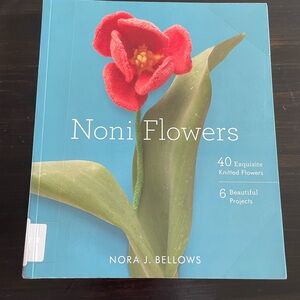 Noni Flowers (40 exquisite knitted flowers/6 beautiful projects) by Nora Bellows